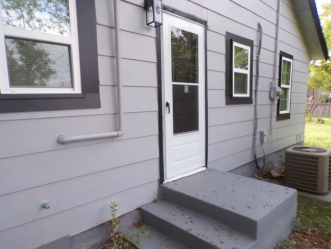 Building Photo - Fresh Installed Floors !!! Upgraded Bathro...