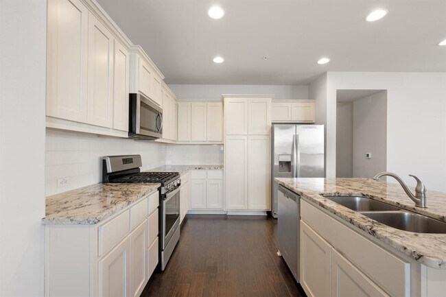 Building Photo - 13800 Lyndhurst St