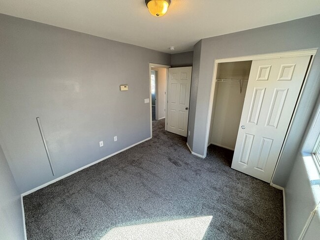 Building Photo - Beautiful 4Bed/2.5 Bath/2Car 2 Story Home nestled in this beautiful Southwest Community near Rhod...