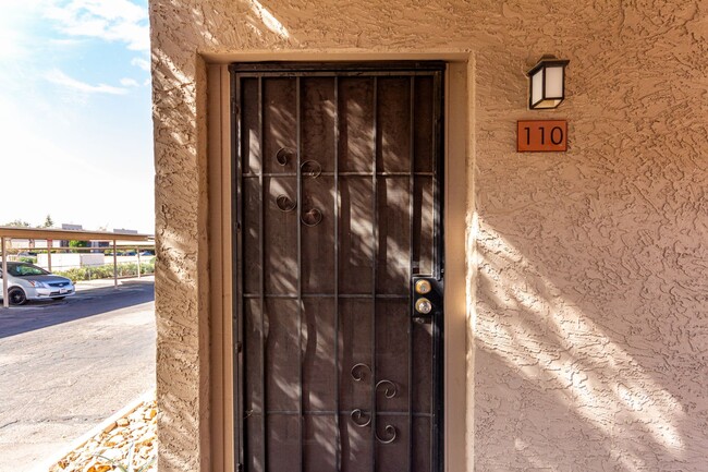 Building Photo - New Listing in Scottsdale