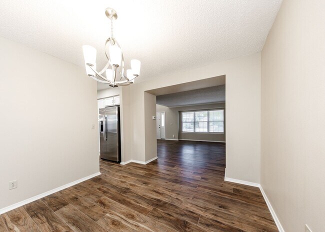Building Photo - Stunning 5 Bedroom, 3.5 Bath Remodeled Hom...