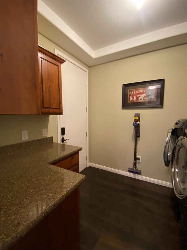 Building Photo - 826 Hemlock Ave