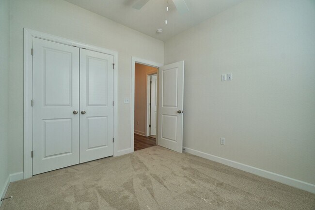 Building Photo - 3-Bedroom Townhome w/Attached Garage! Avai...