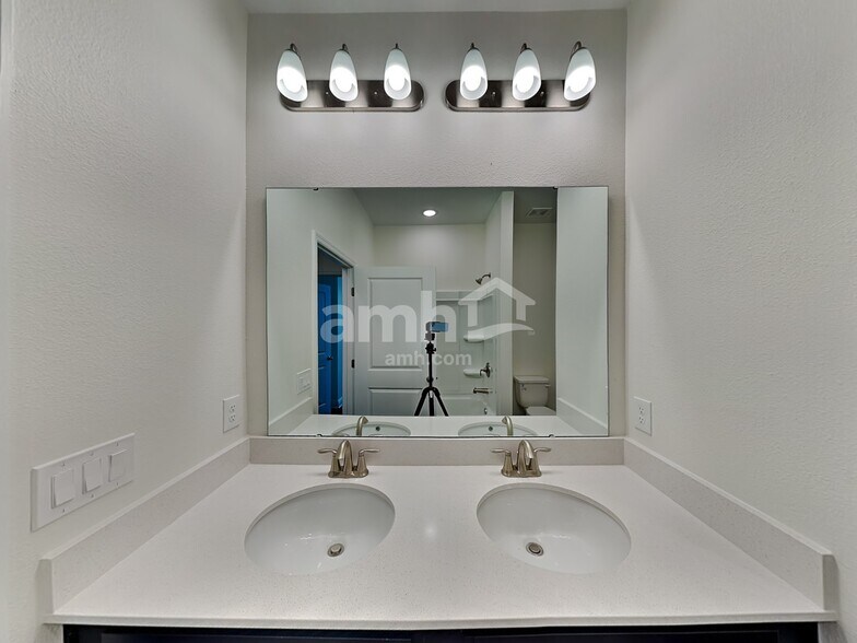 Building Photo - 2804 Ponds Trl