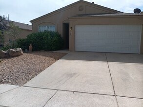 Building Photo - Beautiful 3 Bedroom 2 Bathroom Home Located in Ventana Ranch!!