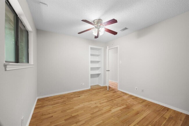 Building Photo - 2218 Bahama Rd