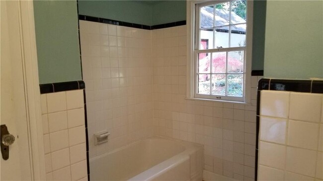 Tub/shower combo - 802 S Candler St