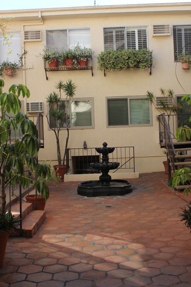 Building Photo - 1951 Malcolm Ave