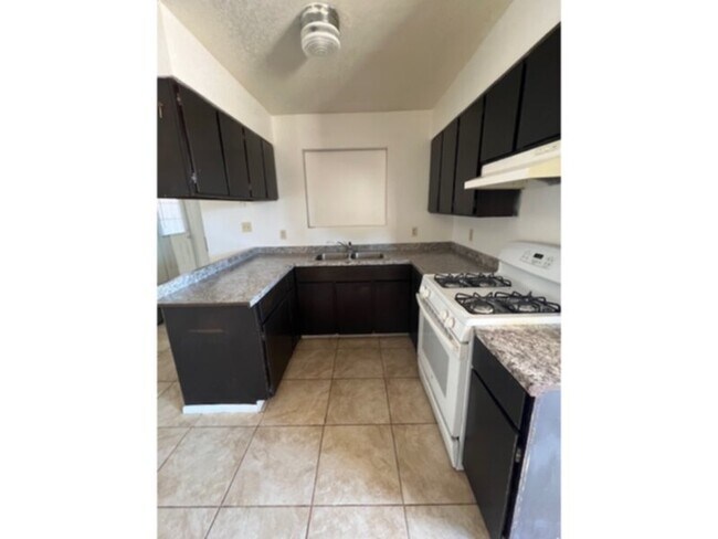 Building Photo - 3 bedroom, 2 bath, NO HOA