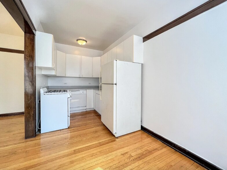 Building Photo - 820 W Waveland Ave