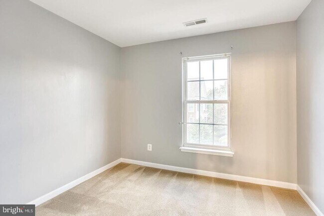 Building Photo - 25242 Dunvegan Square