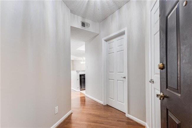 Building Photo - 1250 Parkwood Cir SE