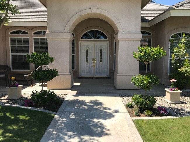 Building Photo - West Bakersfield Custom Home for Rent!