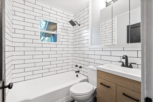 Building Photo - 2 Bedroom Home For Rent Near Madison Street!