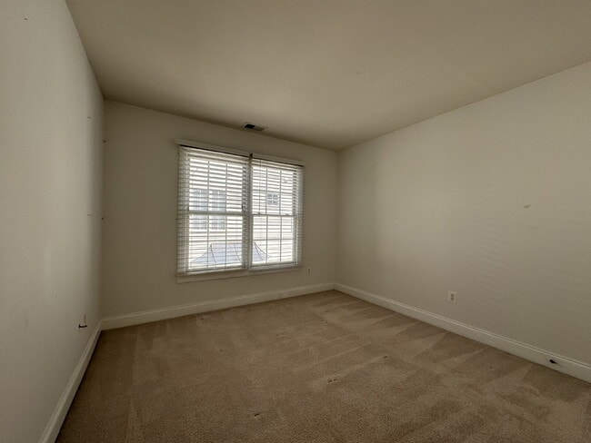 Building Photo - Spacious Elegance in Gated Piedmont!