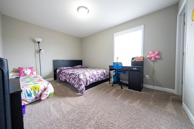 Building Photo - Rare super nice 3 bed end unit townhouse f...