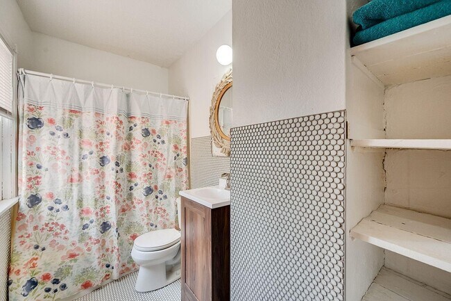 Building Photo - 2501 Emerson Ave S