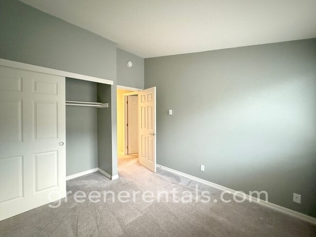 Building Photo - 2BR/1.5BA 3rd Floor Condo Overlooking Sinclair Inlet