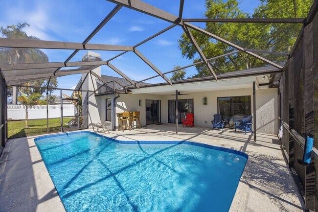 Building Photo - Pool Home