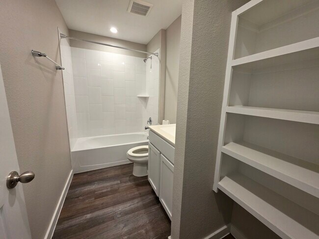 Building Photo - 1131 Hughes Crossing Dr