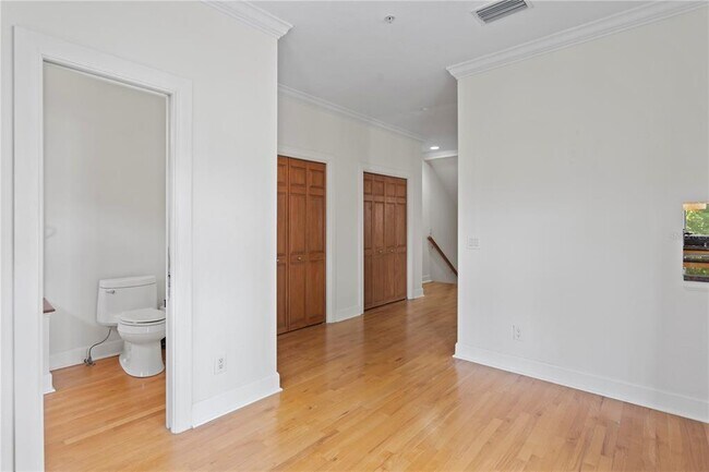Building Photo - 512 S Glen Ave