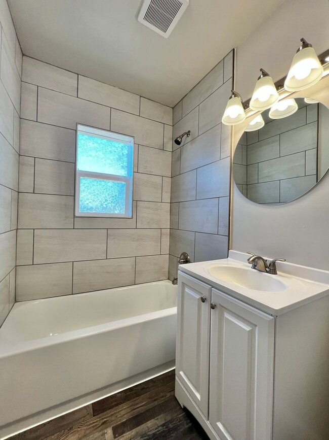 Building Photo - Newly Remodeled 2 Bed, 1 Bath Upper Unit in Greeley!