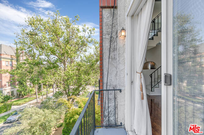 Building Photo - 815 N Las Palmas Ave