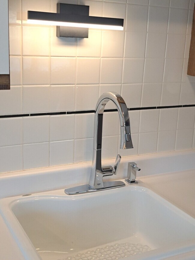 Building Photo - 1060 Newport Harbor