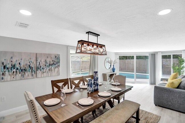 Building Photo - 470 SE 4th Ct