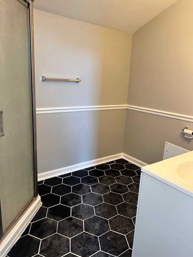 Building Photo - 913 S Hinde St