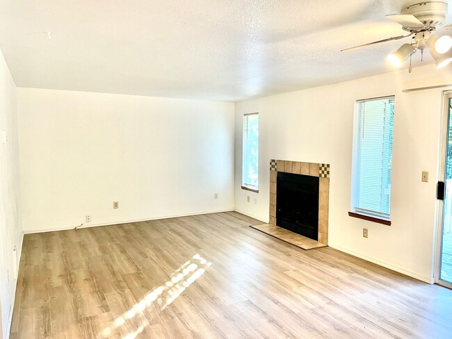 Building Photo - 2 Bed 1 Bath Upper Unit Apt In Lynnwood, $...