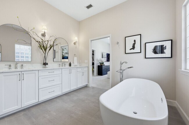 Building Photo - Luxury Golf Course Living in Haile Plantation | Fully Renovated 4BR Home in Gainesville