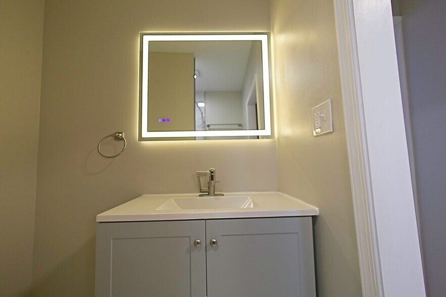 Building Photo - 1961 N Croskey St