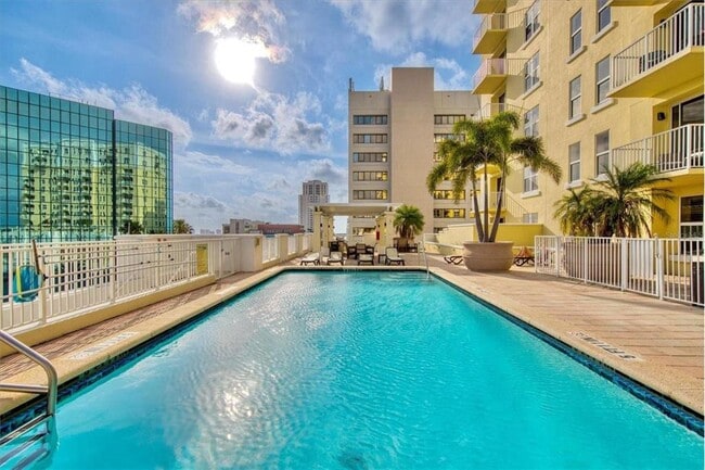 Building Photo - 628 Cleveland St