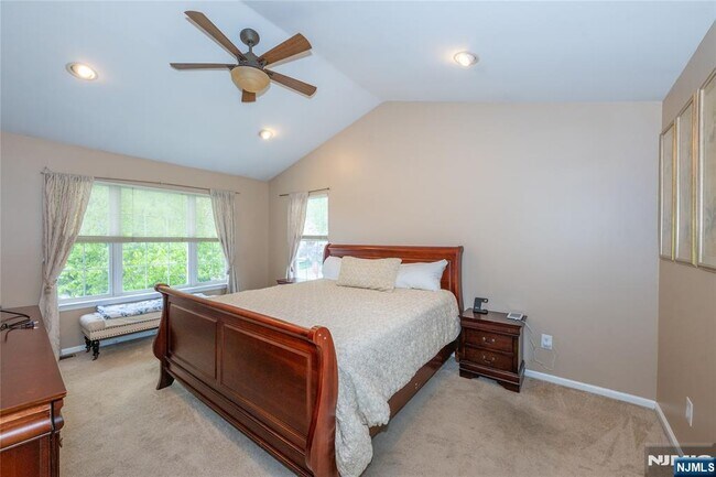 Building Photo - 533 Cascade Ct