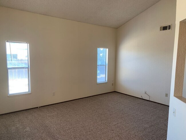 Building Photo - Beautiful home located in the heart of Turlock