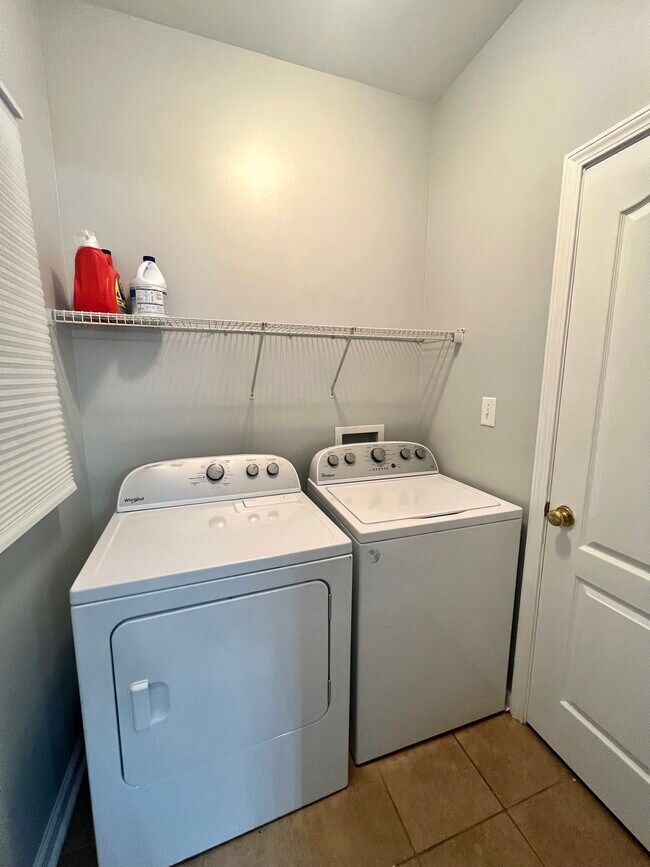 Building Photo - 190 Oak St