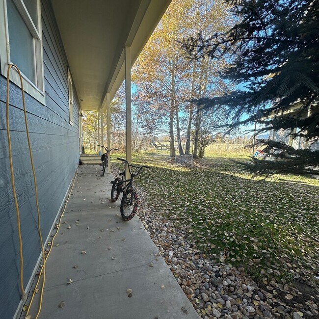 Building Photo - Spacious  3 bedroom 2.5 bathroom townhouse