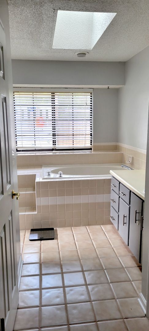 Building Photo - 3/2 with fenced in yard!