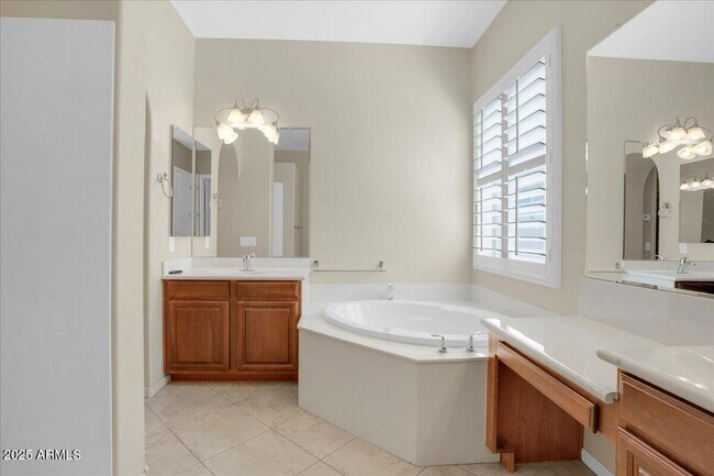 Building Photo - 2410 E Park View Ln