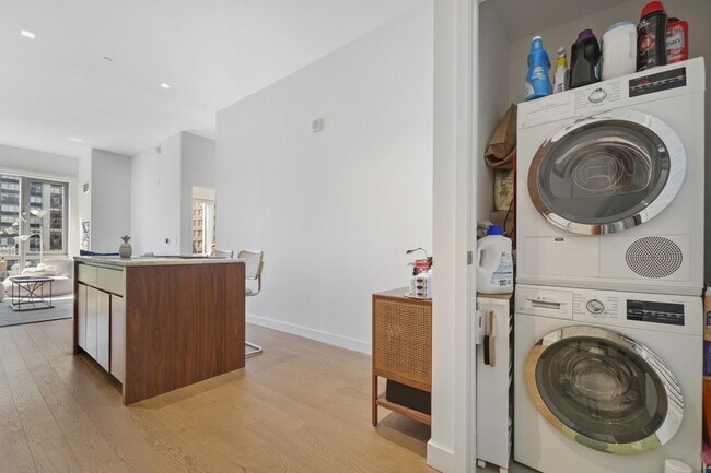 Building Photo - 75 Park Ln S