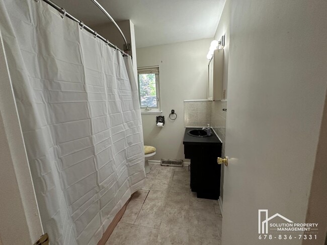 Building Photo - 1323 Hilton Dr