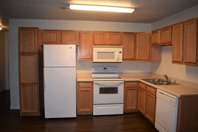 Building Photo - 3 bedroom 2 Bathroom Duplex in Hunters Ridge