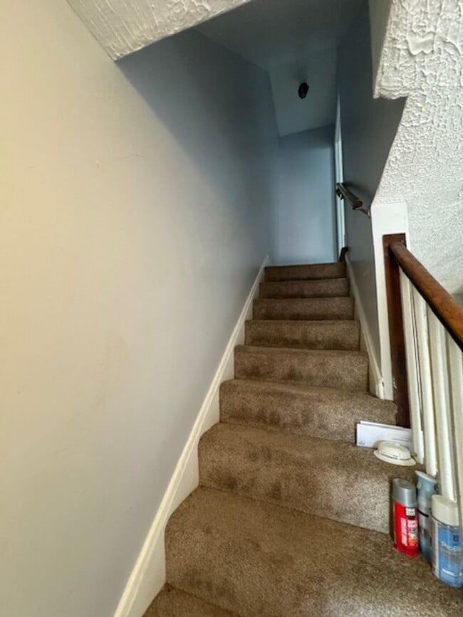Building Photo - 3BED 2BATH FINISHED BASEMENT $1650/MONTH!
