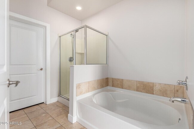 Building Photo - 945 E Playa Del Norte Dr