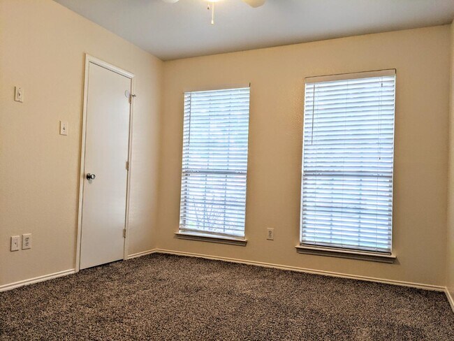 Building Photo - 2807 Lakefield Dr
