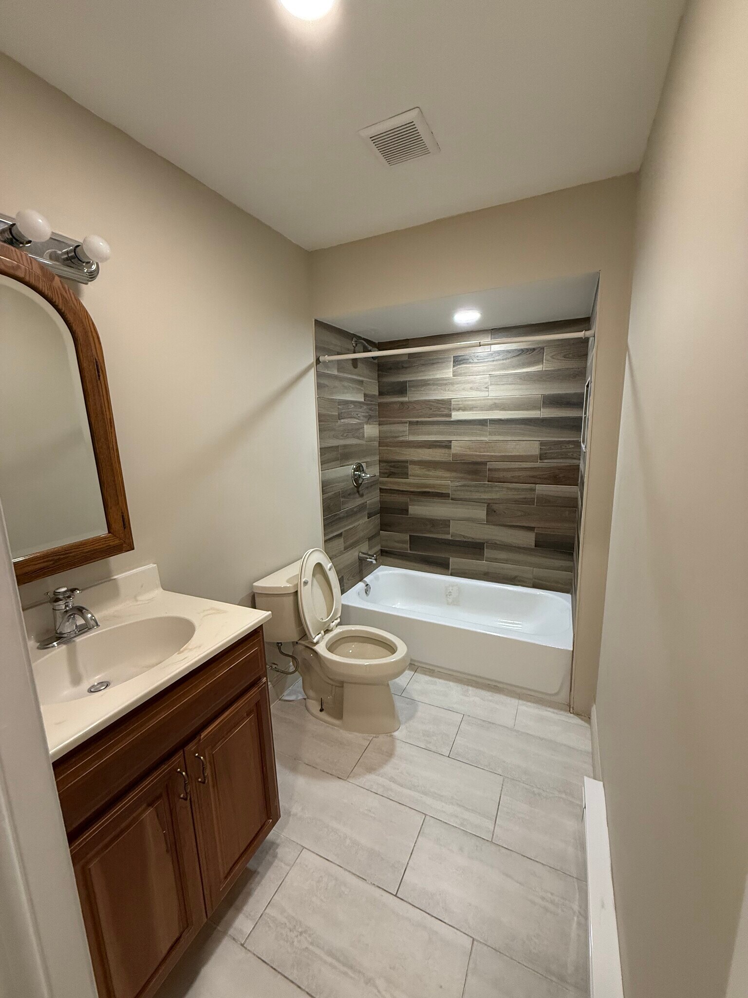 MAIN BATHROOM - 424 W Oak St