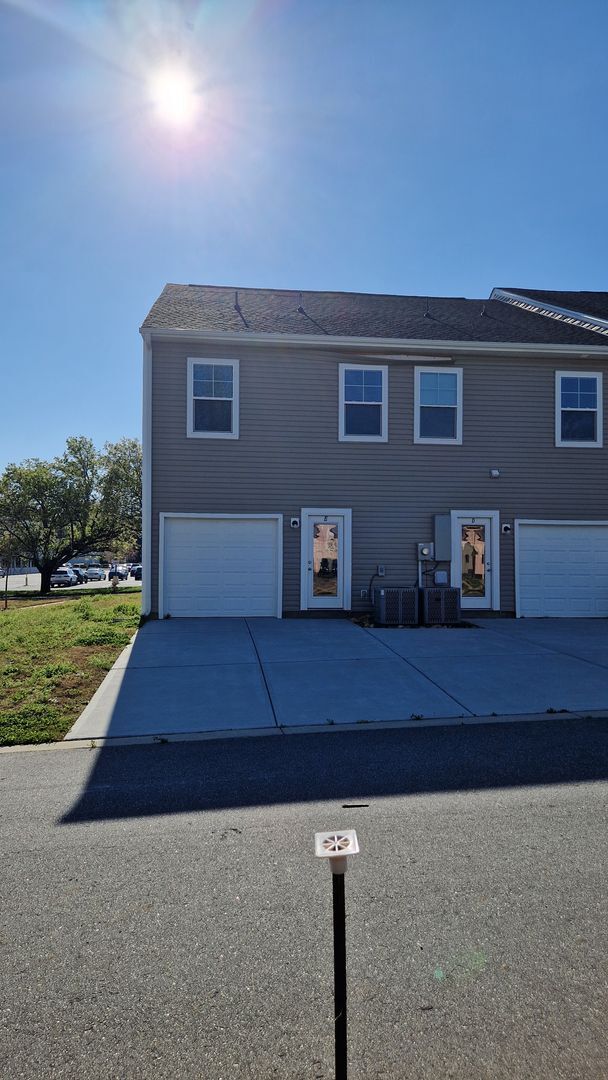 Building Photo - Brand New End-Unit Townhome | 3 BR/2.5BA | 1-Car Garage | Near Downtown Mooresville