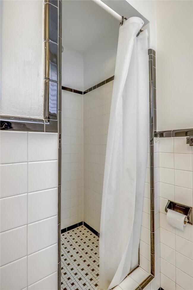 Building Photo - One Level Living -- 5bed / 3bath - Chevy Chase