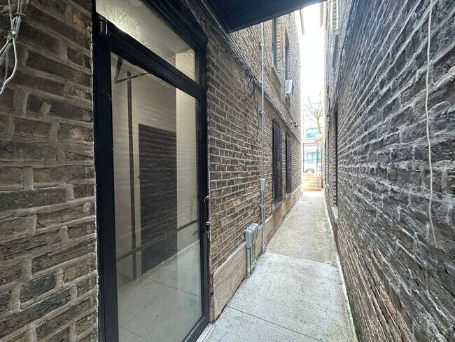 Building Photo - 1516 N Greenview Ave